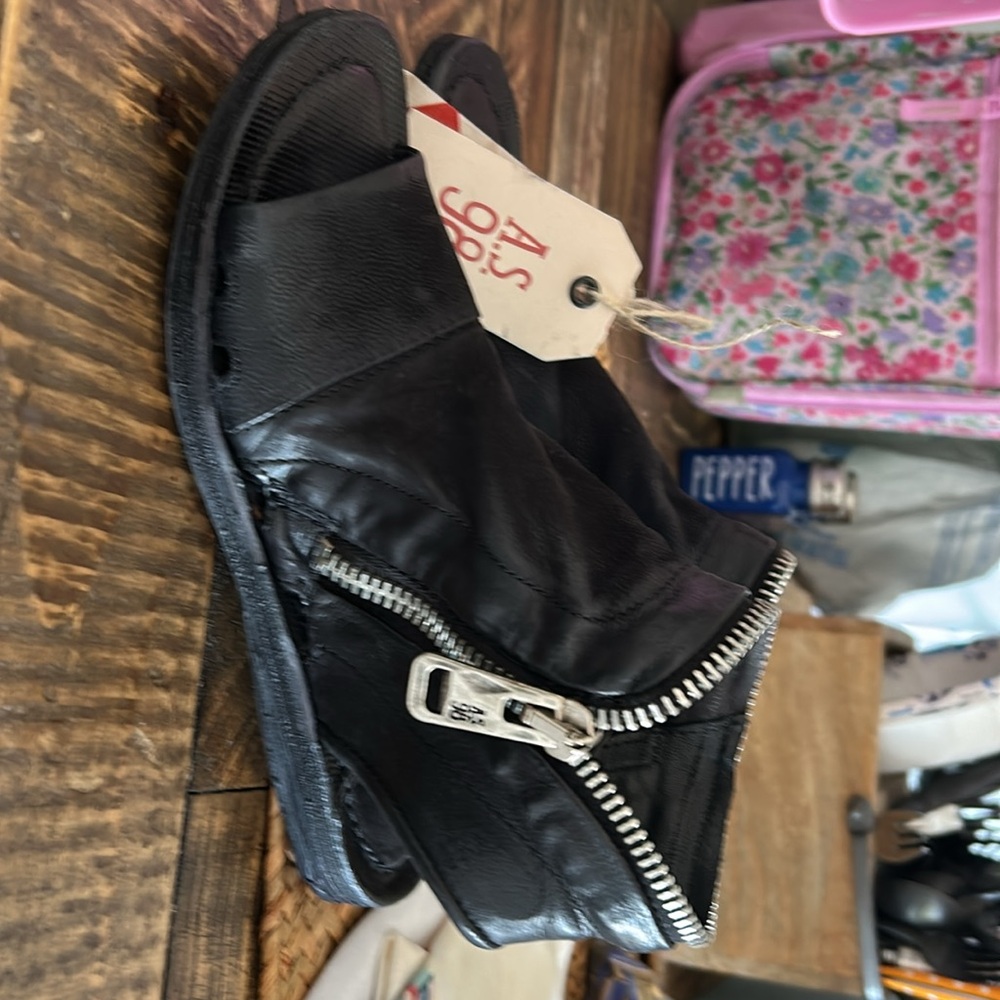 AS98 leather gladiator shoe  sz6